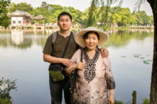 Anh Trương Tiểu Long (Simon Zhang) và mẹ của anh là bà Quý Vân Chi trong một chuyến dã ngoại đến thành phố Hàng Châu, tỉnh Chiết Giang, Trung Quốc, vào năm 2012. (Ảnh: Đăng dưới sự cho phép của anh Trương Tiểu Long)