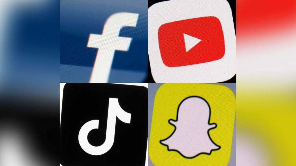 Logo của Facebook, YouTube, TikTok, và Snapchat trên các thiết bị di động trong một bức ảnh kết hợp từ năm 2017 đến năm 2022. (Ảnh: AP Photo)