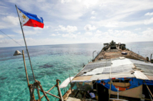 Một lá cờ Philippines bay phấp phới trên con tàu BRP Sierra Madre, một tàu Hải quân Philippines mục nát đã mắc cạn từ năm 1999 và trở thành một căn cứ quân sự của Philippines trên Bãi cạn Thomas thứ Hai (Bãi Cỏ Mây) đang tranh chấp, một phần của Quần đảo Trường Sa, ở Biển Đông ngày 29/03/2014. (Ảnh: Erik De Castro/Reuters)