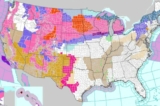 Một bản đồ cập nhật do Dịch vụ Thời tiết Quốc gia phát hành hôm thứ Ba 21/02/2023, cho thấy các cảnh báo và lời khuyên trong bối cảnh một cơn bão mùa đông lớn hiện đang ảnh hưởng đến Hoa Kỳ. Các vùng màu hồng biểu thị cảnh báo bão mùa đông, trong khi các vùng màu cam tươi báo hiệu cảnh báo bão tuyết. (Ảnh: Dịch vụ Thời tiết Quốc gia)