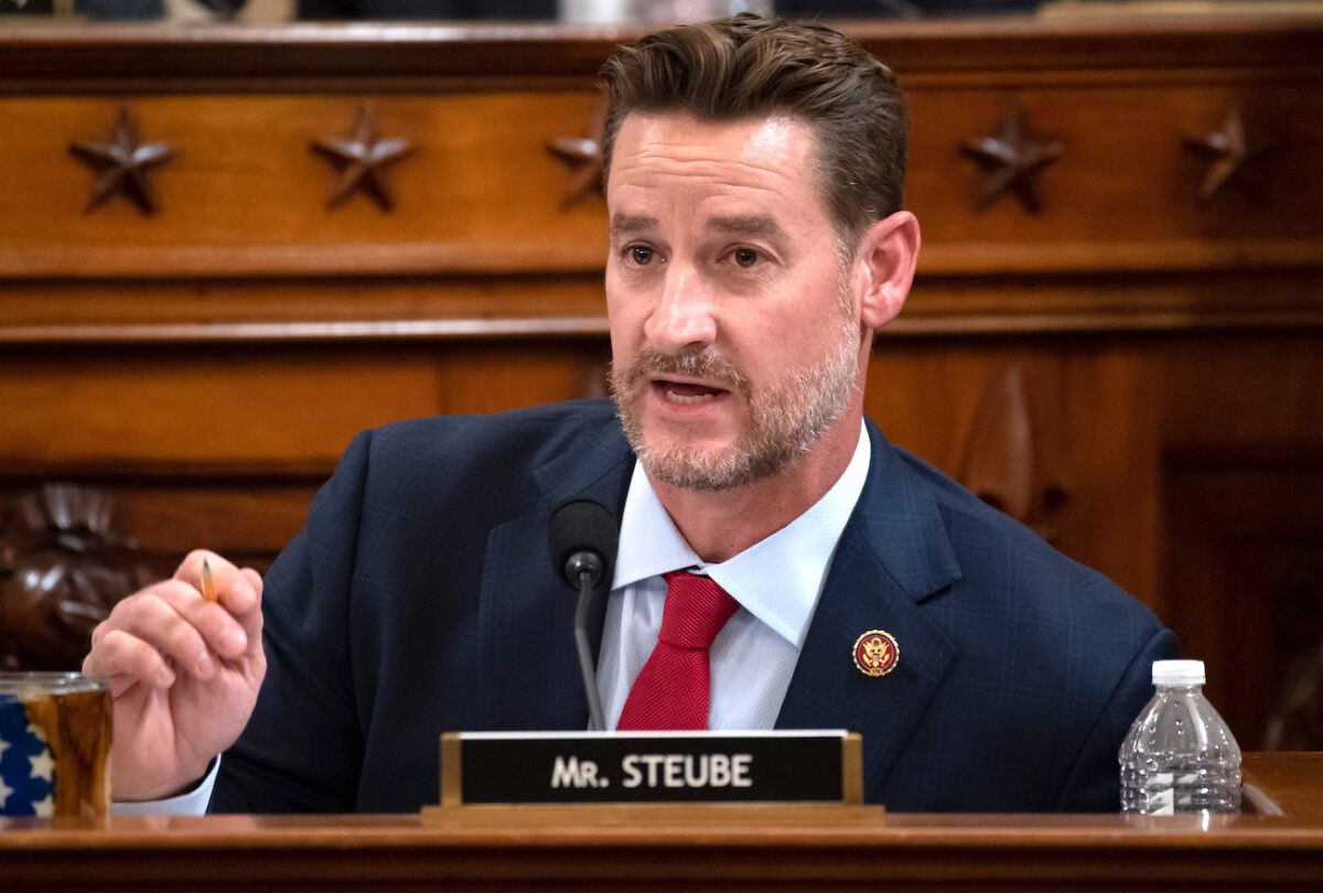 Dân biểu Greg Steube (Cộng Hòa-Florida) trình bày trong một phiên điều trần, ở Hoa Thịnh Đốn, vào ngày 04/12/2019. (Ảnh: Saul Loeb/Pool/Getty Images)