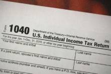 Biểu mẫu 1040 được người nộp thuế ở Hoa Kỳ sử dụng để nộp tờ khai thuế thu nhập hàng năm. (Ảnh: Joe Raedle/Getty)
