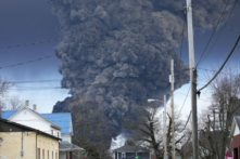 Một chùm khói đen bốc lên bầu trời ở East Palestine, Ohio, là kết quả của một vụ nổ có kiểm soát trên một phần đoàn tàu Norfolk Southern bị trật bánh, hôm 06/02/2023. (Ảnh: Gene J. Puskar/AP)