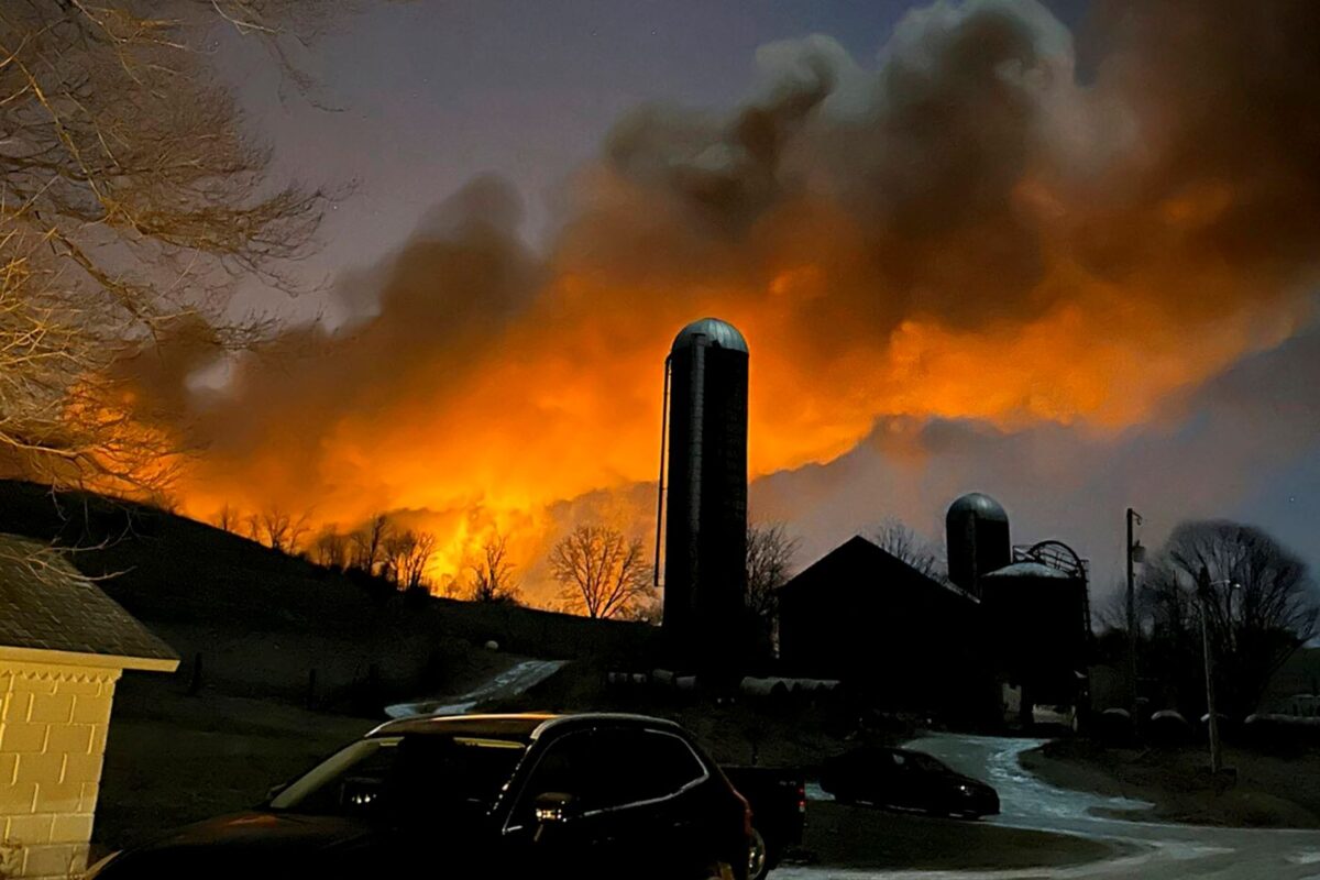 Một vụ cháy xe lửa được nhìn thấy từ một trang trại ở East Palestine, Ohio, hôm 03/02/2023. (Ảnh: Melissa Smith qua AP)