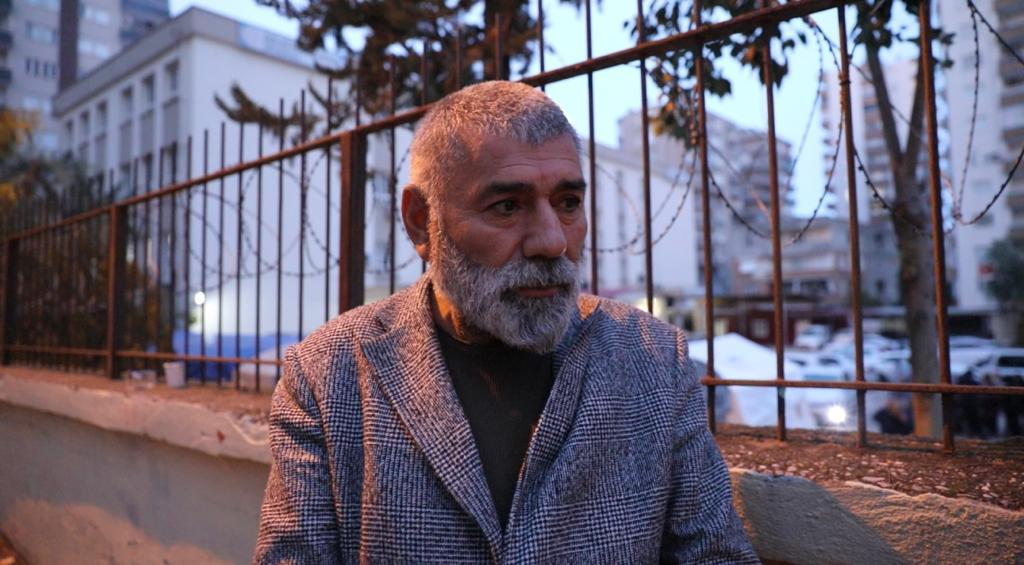 Ông Davut Karaagac, một cư dân địa phương, chờ đợi tin tức về sáu người thân mất tích một ngày sau khi hai trận động đất xảy ra ở tỉnh Adana, Thổ Nhĩ Kỳ, hôm 06/02/2023. (Ảnh: Ercan Koc chụp cho The Epoch Times)
