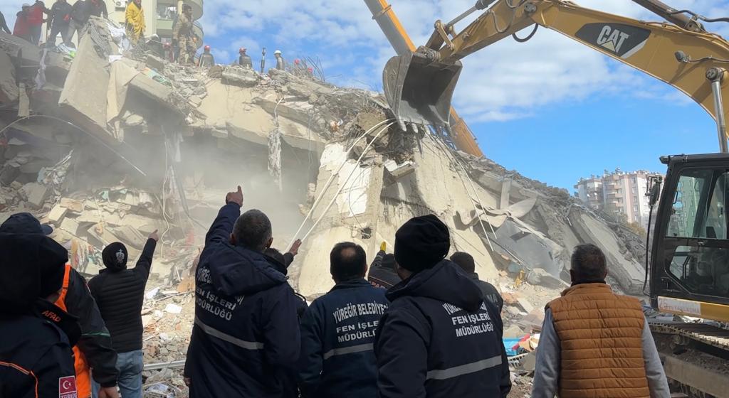 Đội cứu hộ tìm kiếm một người mẹ và con gái bị mắc kẹt dưới đống đổ nát của một tòa nhà 14 tầng bị sập sau trận động đất đầu tiên trong hai trận động đất ở tỉnh Adana, Thổ Nhĩ Kỳ, hôm 07/02/2023. (Ảnh: Ercan Koc chụp cho The Epoch Times)