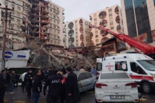 Nhân viên cứu hộ và đội y tế cố gắng tiếp cận những cư dân bị mắc kẹt trong một tòa nhà bị sập sau trận động đất ở Diyarbakir, miền đông nam Thổ Nhĩ Kỳ, hôm 06/02/2023. (Ảnh: Mahmut Bozarsan/AP Photo)