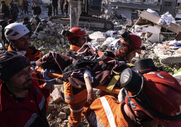 Các nhân viên cứu hộ và nhân viên y tế kéo một người ra khỏi tòa nhà bị sập ở Antakya, Thổ Nhĩ Kỳ, hôm 15/02/2023. (Ảnh: Ugur Yildirim/DIA qua AP)