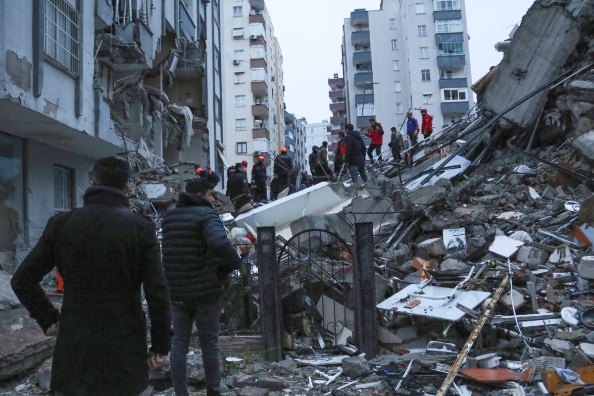 Người dân và các đội cứu hộ cố gắng tiếp cận những cư dân bị mắc kẹt bên trong các tòa nhà bị sập ở Adana, Thổ Nhĩ Kỳ, hôm 06/02/2023. (Ảnh: İhlas News Agency của Thổ Nhĩ Kỳ qua AP)