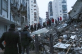 Người dân và các đội cứu hộ cố gắng tiếp cận những cư dân bị mắc kẹt bên trong các tòa nhà bị sập ở Adana, Thổ Nhĩ Kỳ, hôm 06/02/2023. (Ảnh: Cơ quan IHA qua AP)