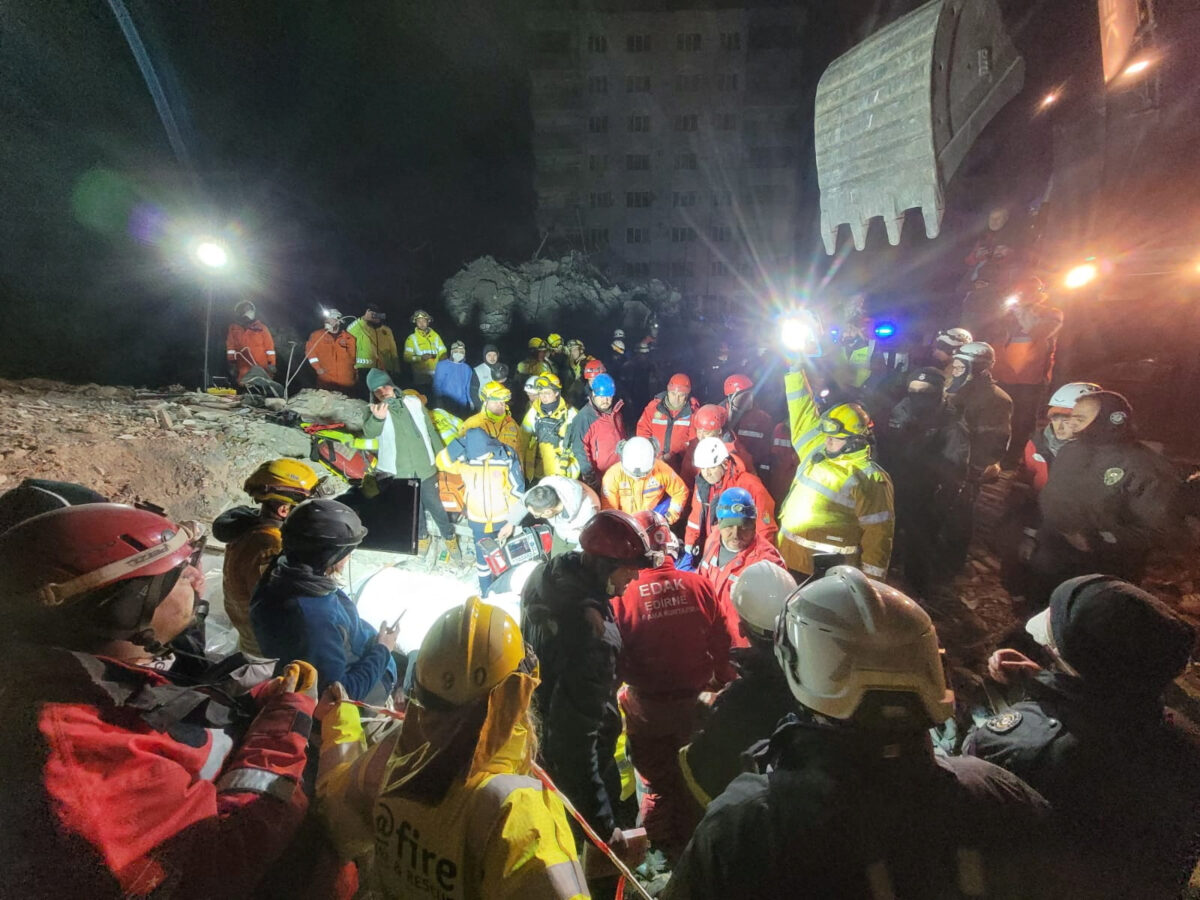 Nhân viên cứu hộ cố gắng giải cứu một bé gái 15 tuổi bị mắc kẹt dưới đống đổ nát, sau trận động đất gây tử vong ở Kahramanmaras, Thổ Nhĩ Kỳ, hôm 10/02/2023. (Ảnh: @fire Đội Ứng phó Thảm họa Quốc tế Đức/Tài liệu phát hành qua Reuters)