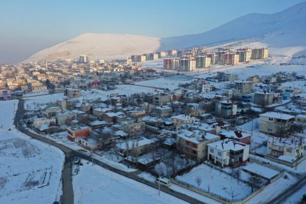 Toàn cảnh những ngôi nhà vùi trong tuyết bị phá hủy sau trận động đất tang thương, ở thị trấn Elbistan, Kahramanmaras, Thổ Nhĩ Kỳ, hôm 12/02/2023. (Ảnh: Issam Abdallah/Reuters)