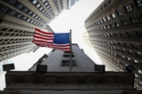Quốc kỳ Hoa Kỳ được nhìn thấy bên ngoài Sở Giao dịch Chứng khoán New York (NYSE) ở Thành phố New York hôm 26/01/2023. (Ảnh: Andrew Kelly/Reuters)