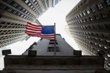 Một lá cờ Hoa Kỳ được nhìn thấy bên ngoài Sở giao dịch chứng khoán New York hôm 26/01/2023. (Ảnh: Andrew Kelly/Reuters)