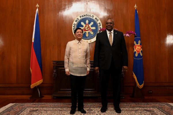 Bộ trưởng Quốc phòng Hoa Kỳ Lloyd James Austin III, phải, với Tổng thống Philippines Ferdinand Marcos Jr. trong một cuộc gặp ngoại giao tại Cung điện Malacanang ở Manila hôm 02/02/2023. (Ảnh: Jamilah Sta Rosa-Pool/Getty Images)