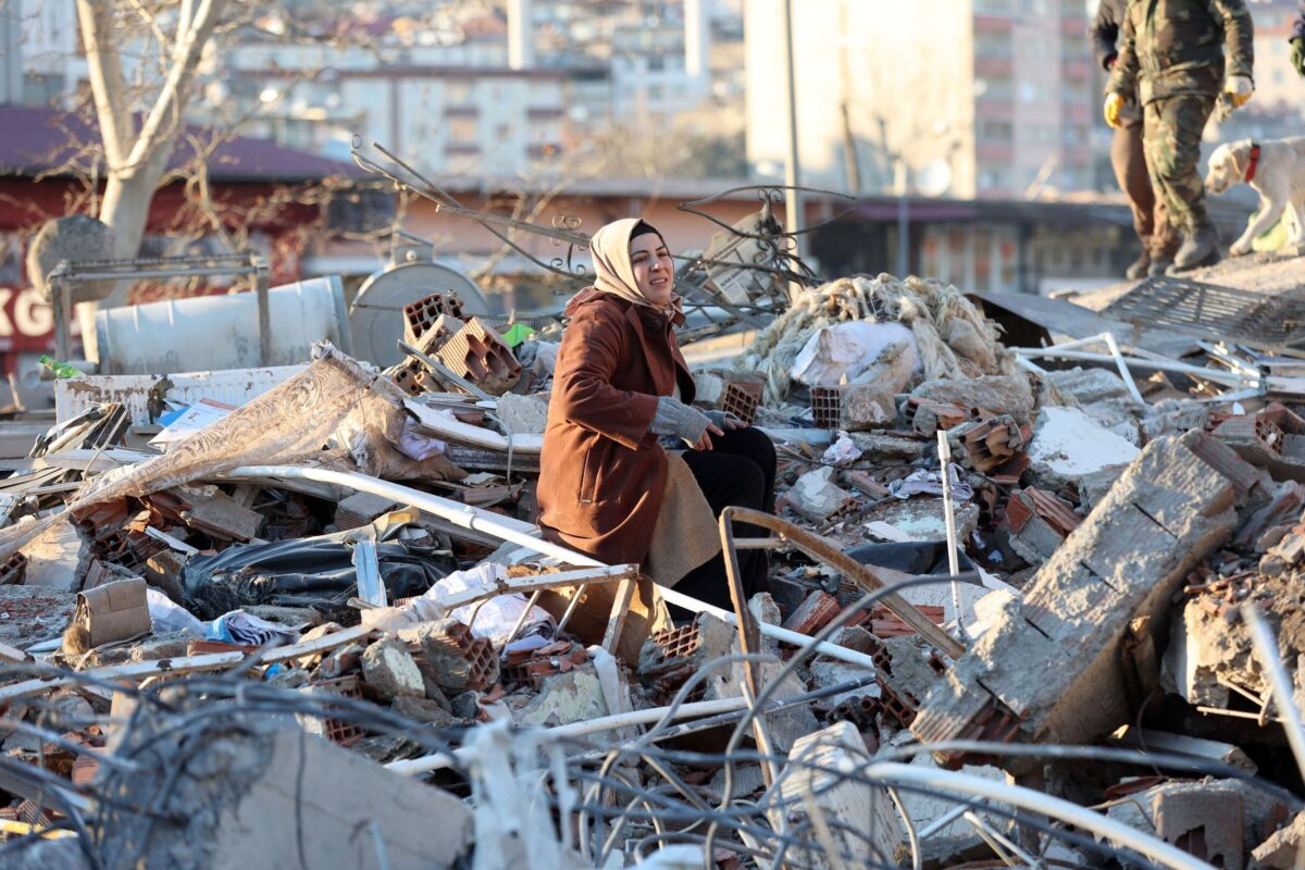 Một người phụ nữ ngồi trên đống đổ nát của một tòa nhà bị phá hủy ở Kahramanmaras, miền nam Thổ Nhĩ Kỳ, một ngày sau trận động đất mạnh 7.8 độ tấn công miền đông nam nước này, hôm 07/02/2023. (Ảnh: Adem Altan/AFP qua Getty Images)