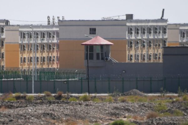 Một cơ sở được cho là một trại cải tạo nơi giam giữ hầu hết những người dân tộc thiểu số theo đạo Hồi, ở Artux, phía bắc Kashgar thuộc vùng Tân Cương phía tây Trung Quốc, vào ngày 02/06/2019. (Ảnh: Greg Baker/AFP/Getty Images)