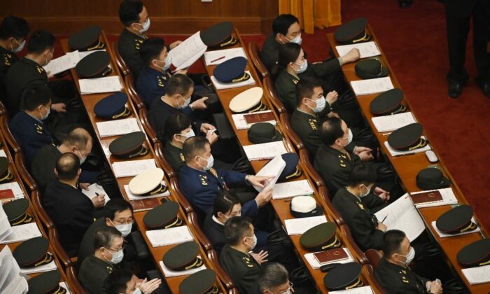 Các đại biểu quân đội đến tham dự Kỳ họp Lưỡng hội ở Bắc Kinh hôm 07/03/2023. (Ảnh: Greg Baker/AFP/Getty Images)