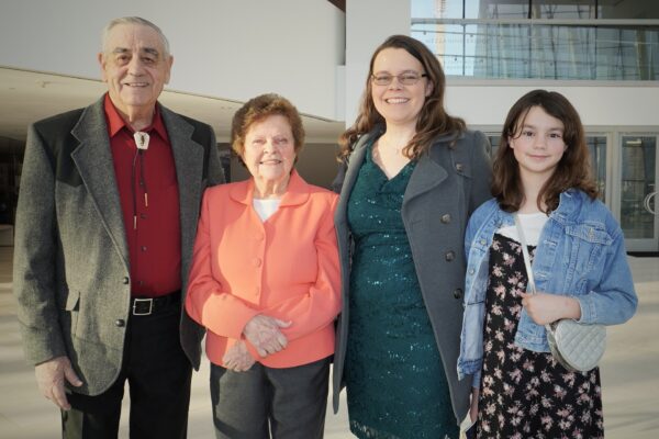 Gia đình Lawson (trái-phải), ông Harlan, phu nhân Janet, cô Brandi, và bé Madeline, cùng thưởng lãm Nghệ thuật Biểu diễn Shen Yun tại Trung tâm Nghệ thuật Biểu diễn Kauffman, Thành phố Kansas, tiểu bang Missouri hôm 29/01/2023. (Ảnh: Sherry Dong/The Epoch Times)