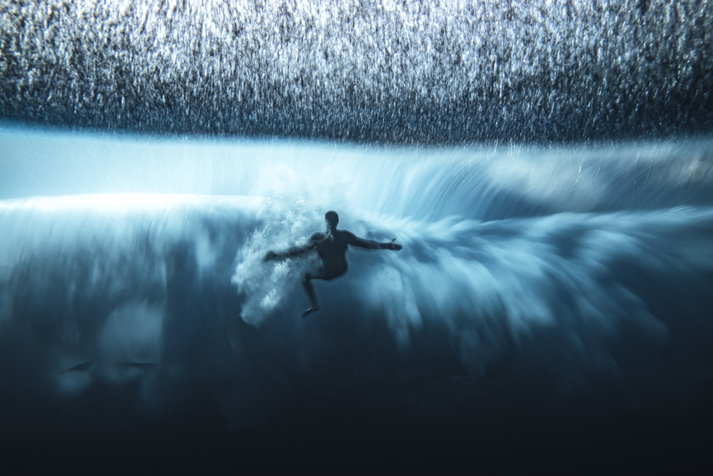 Một người lướt sóng đương đầu với xoáy nước ngầm do “ngọn sóng nặng nhất thế giới” Teahupo’o tạo ra. (Ảnh: Đăng dưới sự cho phép của nhiếp ảnh gia Ben Thouard)