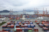 Các container sắp hàng tại một cảng vận chuyển ở Gwangyang, Nam Hàn, hôm 14/06/2022. (Ảnh: Kim Dong-ju/AP)