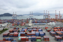 Các container sắp hàng tại một cảng vận chuyển ở Gwangyang, Nam Hàn, hôm 14/06/2022. (Ảnh: Kim Dong-ju/AP)