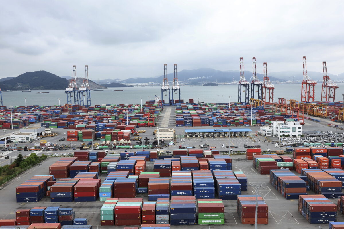 Nam Hàn thâm hụt thương mại kéo dài một năm vì phụ thuộc vào thương mại với Trung Quốc