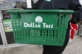 Một nhân viên mang giỏ hàng đến một cửa hàng Dollar Tree ở Richland, Missouri, vào ngày 26/11/2019. Dollar Tree và Dollar General đều báo cáo doanh số bán hàng tăng trong quý tài chính thứ hai, hôm 25/08/2022. (Ảnh: Rogelio V.Solis/AP Photo)