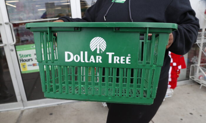 Một nhân viên mang giỏ hàng đến một cửa hàng Dollar Tree ở Richland, Missouri, vào ngày 26/11/2019. Dollar Tree và Dollar General đều báo cáo doanh số bán hàng tăng trong quý tài chính thứ hai, hôm 25/08/2022. (Ảnh: Rogelio V.Solis/AP Photo)