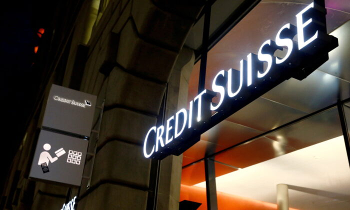 Logo của ngân hàng Thụy Sĩ Credit Suisse tại một văn phòng chi nhánh ở Zurich, Thụy Sĩ, vào ngày 03/11/2021. (Ảnh: Arnd WIegmann/File Photo/Reuters)