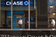 Một khách hàng rời khỏi sảnh của trụ sở JPMorgan Chase & Co. ở New York, vào ngày 14/05/2012. (Ảnh: Eduardo Munoz/Reuters)