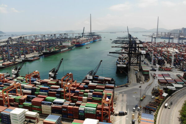 Container và tàu tại Cảng Container Quỳ Dũng (Kwai Chung) ở Hồng Kông hôm 07/06/2021. (Ảnh: Aleksander Solum/Reuters)
