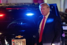 Ông Donald Trump đến tòa Trump Tower ở New York hôm 09/08/2022, một ngày sau khi các đặc vụ FBI đột kích vào dinh thự Mar-a-Lago Palm Beach của ông ở Florida (Ảnh: David 'Dee' Delgado/Reuters)