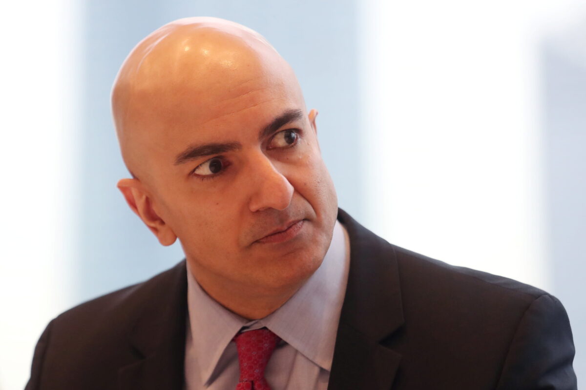 Ông Neel Kashkari, chủ tịch Ngân hàng Dự trữ Liên bang Minneapolis, lắng nghe một câu hỏi trong cuộc phỏng vấn ở New York, vào ngày 29/03/2019. (Ảnh: Shannon Stapleton/Reuters)