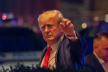 Cựu Tổng thống Donald Trump đến Tháp Trump một ngày sau khi các đặc vụ FBI đột kích tư dinh Mar-a-Lago Palm Beach của ông, ở New York vào ngày 09/08/2022. (Ảnh: David ‘Dee’ Delgado/Reuters)
