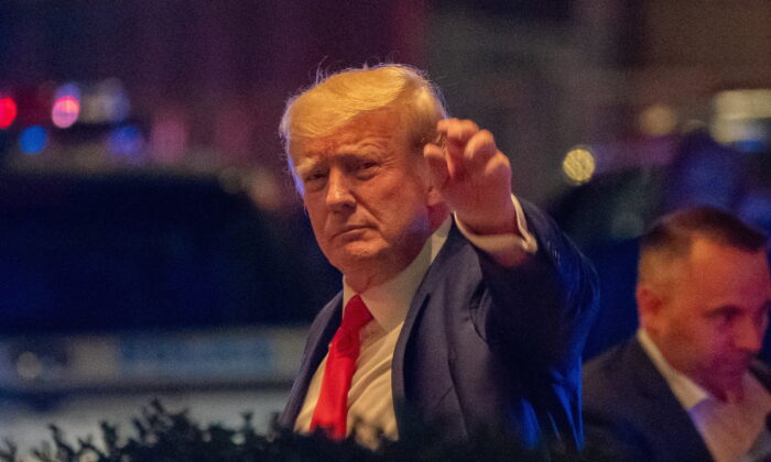 Cựu Tổng thống Donald Trump đến Tháp Trump một ngày sau khi các đặc vụ FBI đột kích tư dinh Mar-a-Lago Palm Beach của ông, ở New York vào ngày 09/08/2022. (Ảnh: David ‘Dee’ Delgado/Reuters)