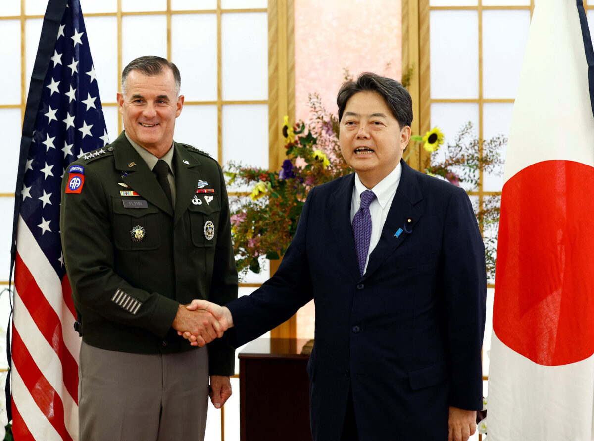 Tướng Charles A. Flynn, Tư lệnh Lực lượng Thái Bình Dương của Lục quân Hoa Kỳ, bắt tay với Bộ trưởng Ngoại giao Nhật Bản Yoshimasa Hayashi tại Tokyo, Nhật Bản, hôm 09/09/2022. (Ảnh: Kim Kyung-Hoon/Reuters)