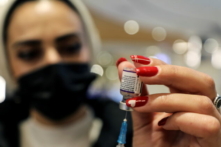 Một nhân viên y tế chuẩn bị một liều vaccine COVID-19 của Pfizer-BioNTech tại Malcha Mall, Jerusalem, ngày 22/12/2021. (Ảnh: Ammar Awad/Reuters)