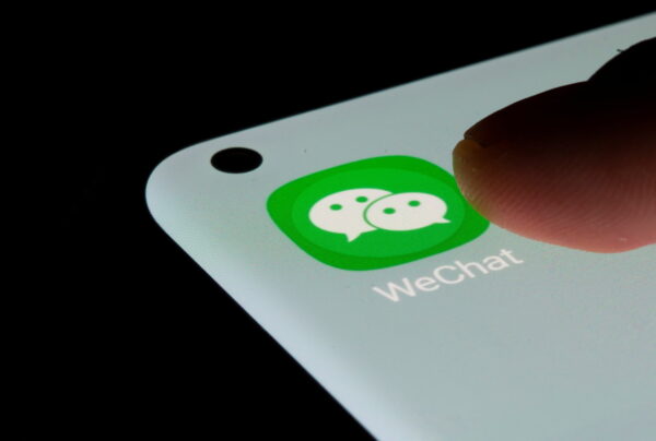 Ứng dụng WeChat trên một chiếc điện thoại thông minh trong ảnh minh họa chụp ngày 13/07/2021. (Ảnh: Dado Ruvic/Reuters)