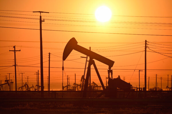 Giắc bơm dầu ở California hôm 05/10/2022. (Ảnh: Robyn Beck/AFP qua Getty Images)
