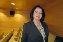 Giáo sư dạy múa Karmele Pascual hưởng thức Shen Yun tại trung tâm RiojaForum ở thành phố Logroño, Tây Ban Nha hôm 05/03/2023. (Ảnh: Haiying Wang/The Epoch Times)