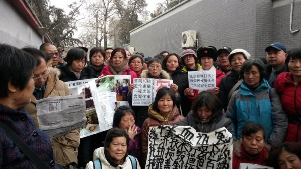Hơn 1,000 người khiếu nại từ các tỉnh khác nhau ở Trung Quốc đã đến Bắc Kinh để tìm kiếm việc giảm bớt và giải quyết nỗi bức xúc của họ vào ngày 24/01/2014. (Ảnh: Do người khiếu nại Wang Zaiming cung cấp)