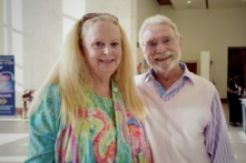 Bác sĩ được truyền cảm hứng để học các bài giảng của Pháp Luân Đại Pháp sau khi thưởng lãm Shen Yun