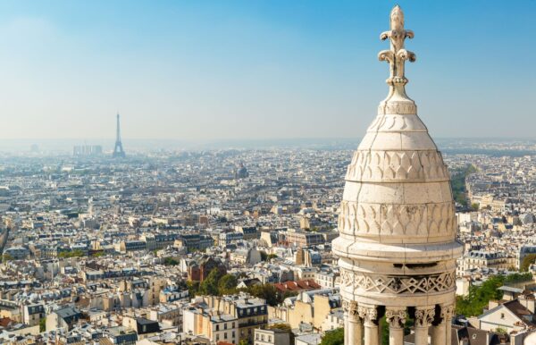 Một quang cảnh ngoạn mục của thành phố Paris nhìn từ mái vòm trung tâm. Được xây dựng vào năm 1889, mái vòm này có 80 cột trụ nâng đỡ và cung cấp cho du khách điểm ngắm cảnh cao nhất tại thành phố Paris sau Tháp Eiffel. (Ảnh: Viacheslav Lopatin/Shutterstock)