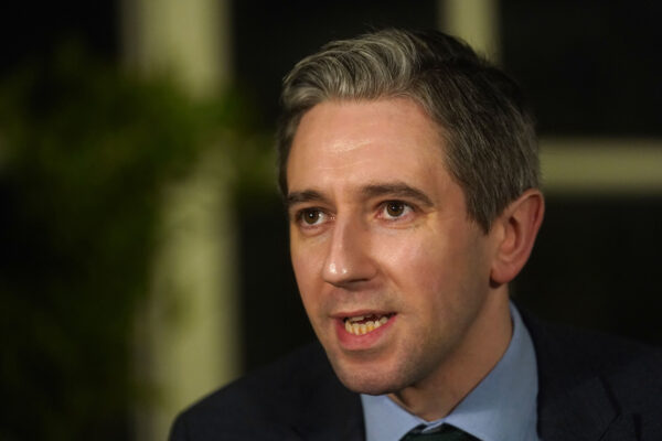 Bộ trưởng Bộ Tư pháp Simon Harris tại một cuộc họp báo ở Farmleigh House sau Hội nghị Liên chính phủ Ireland thuộc Anh, ở Dublin, hôm 19/01/2023. Bộ trưởng Bộ Tư pháp này đã tuyên bố dỡ bỏ chương trình ‘thị thực vàng’ của Ireland. (Ảnh: Getty Images)