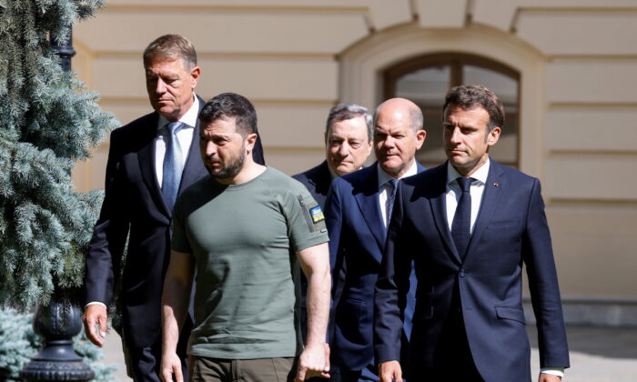 Tổng thống Pháp Emmanuel Macron (phải), Tổng thống Romania Klaus Iohannis (trái), Thủ tướng Ý Mario Draghi (giữa), Tổng thống Ukraine Volodymyr Zelensky (thứ hai từ trái sang) và Thủ tướng Đức Olaf Scholz tại Kyiv, Ukraine, hôm 16/06/2022. (Ảnh: Ludovic Marin, Pool qua AP)
