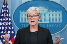 Bộ trưởng Năng lượng Hoa Kỳ Jennifer Granholm nói chuyện với các phóng viên trong một cuộc họp báo tại Tòa Bạch Ốc ở Hoa Thịnh Đốn, hôm 22/06/2022. (Ảnh: Kevin Lamarque/Reuters)