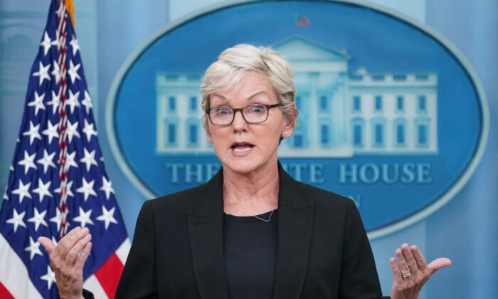 Bộ trưởng Năng lượng Hoa Kỳ Jennifer Granholm nói chuyện với các phóng viên trong một cuộc họp báo tại Tòa Bạch Ốc ở Hoa Thịnh Đốn, hôm 22/06/2022. (Ảnh: Kevin Lamarque/Reuters)