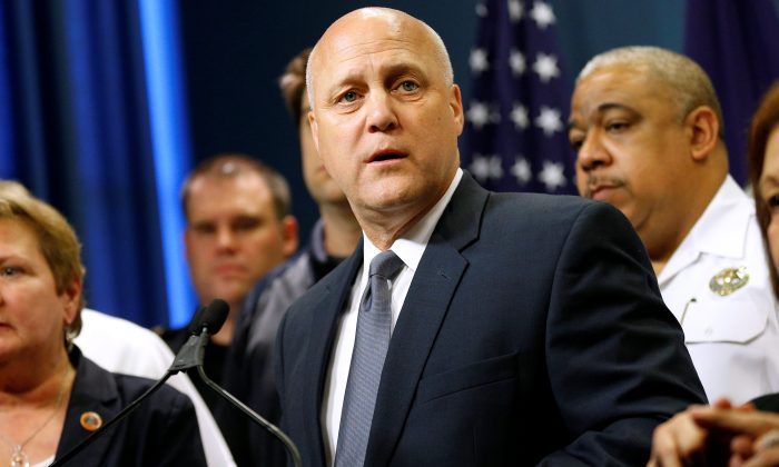 Ông Mitch Landrieu, thị trưởng đương thời của New Orleans, nói chuyện trong một cuộc họp báo khi Bão nhiệt đới Nate tiến đến Bờ Vịnh Hoa Kỳ ở New Orleans vào ngày 06/10/2017. (Ảnh: Reuters/Jonathan Bachman)