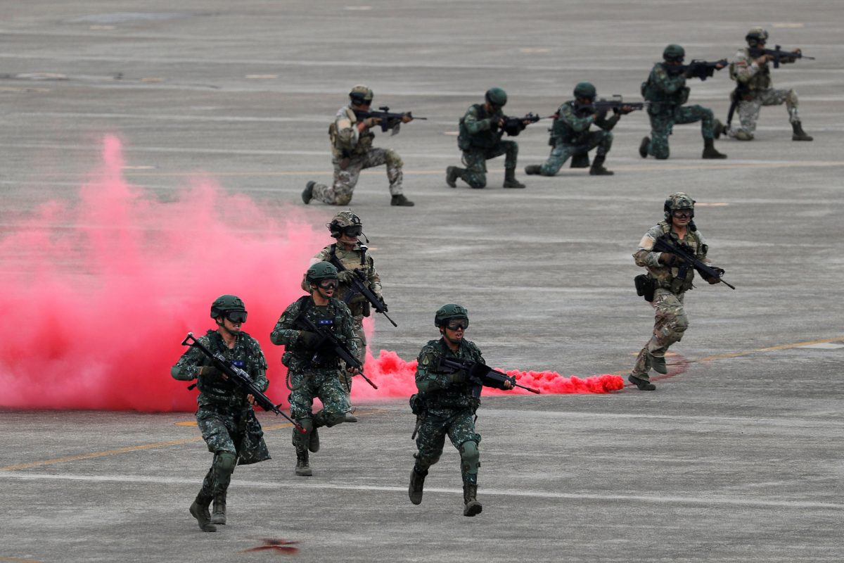 Các binh sĩ tham gia cuộc tập trận quân sự Hán Quang (Han Kuang) mô phỏng một cuộc xâm lược của quân đội Trung Quốc, tại Căn cứ Không quân Thanh Toàn Cương (Ching Chuan Kang), ở Đài Trung, Đài Loan, vào ngày 07/06/2018. (Ảnh: Tyrone Siu/Reuters)